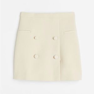 Short fitted skirt